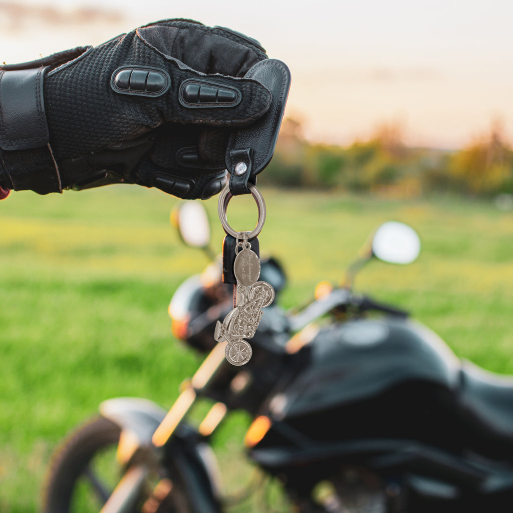 ZWEN Motorrad-Schlüsselanhänger mit Schutzengel-Gravur